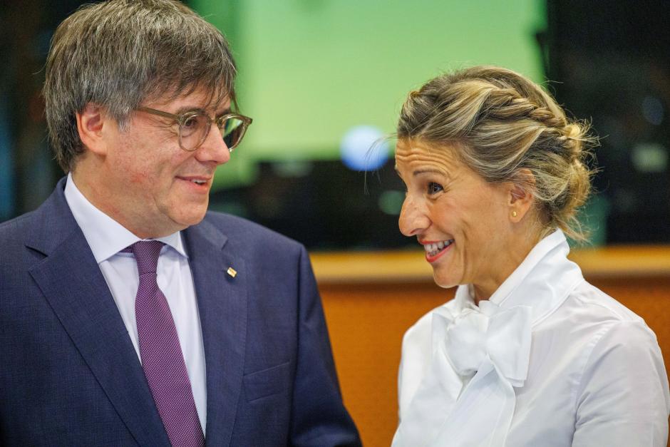 Carles Puigdemont y Yolanda Díaz, durante su reunión en el Parlamento Europeo