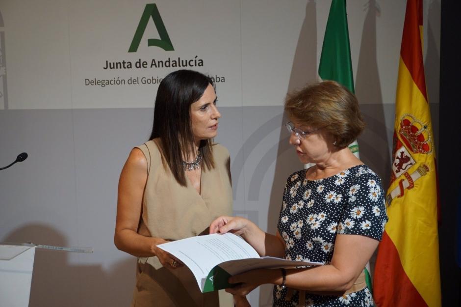 María Dolores Gálvez (izda.) con la jefa de servicio de Fomento del Empleo, Francisca Jiménez