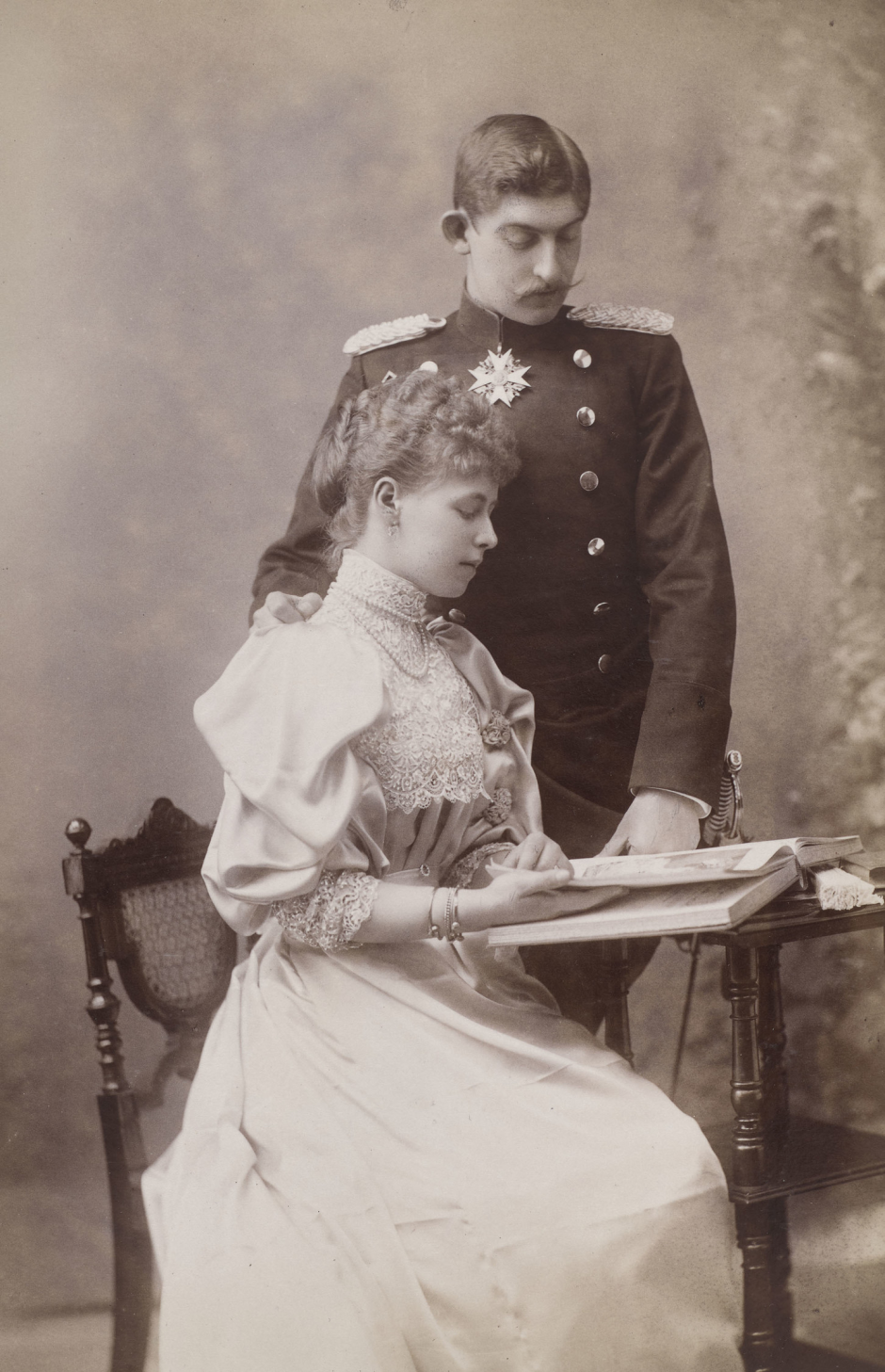 Fernando y María, príncipes herederos de Rumanía, fotografiados tras su boda en 1893
