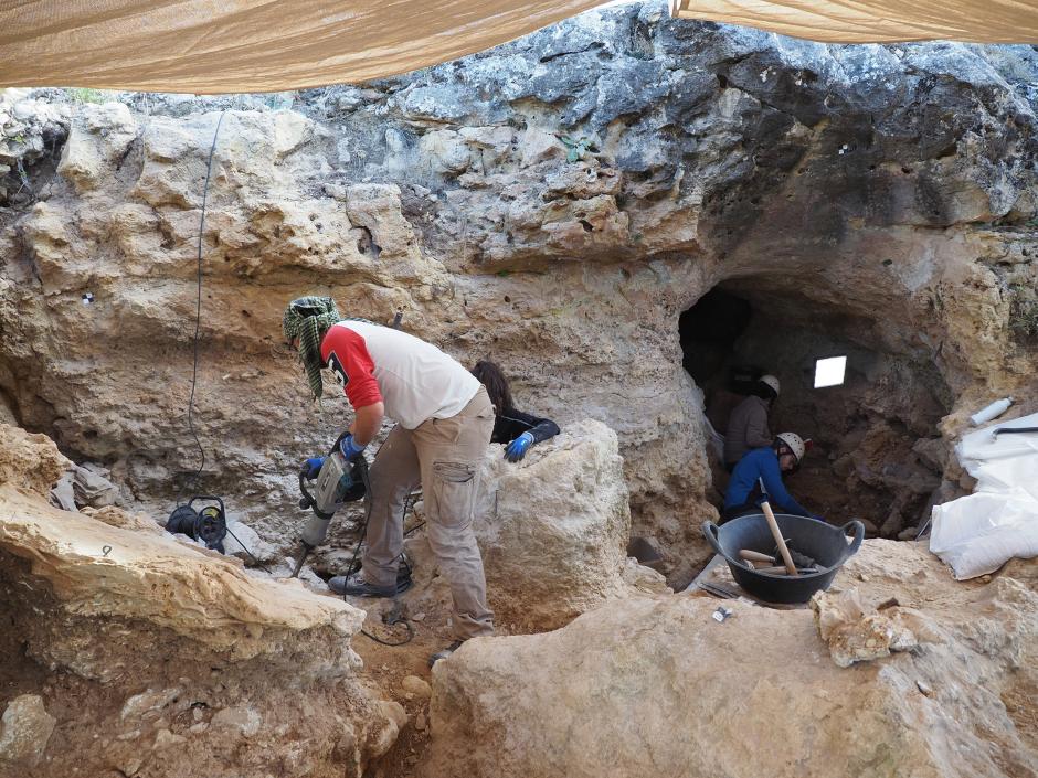 Los paleontólogos trabajando en la cueva Buena Pinta