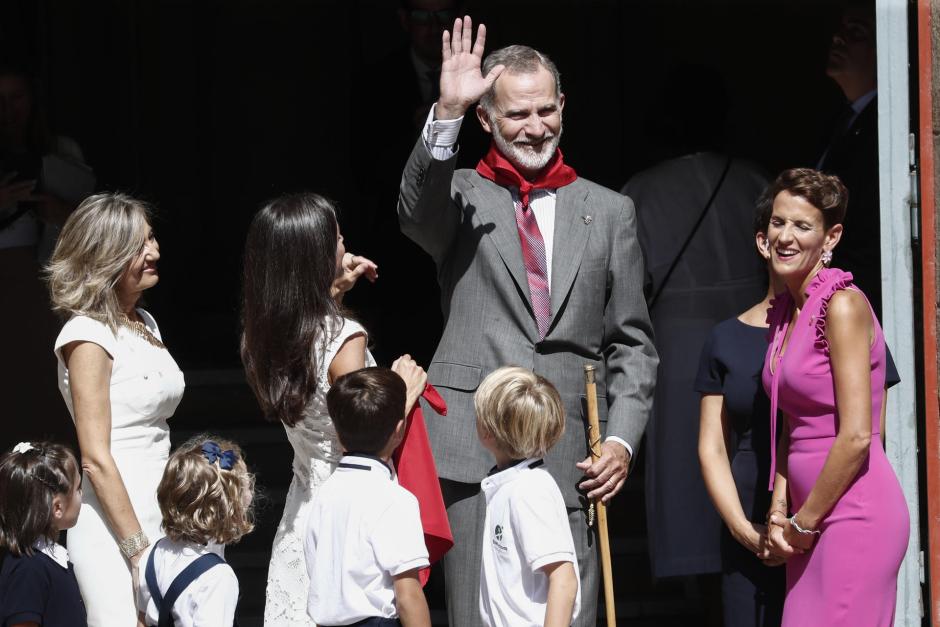 Unos niños han colocado un pañuelico al Rey a su llegada al Ayuntamiento de Pamplona