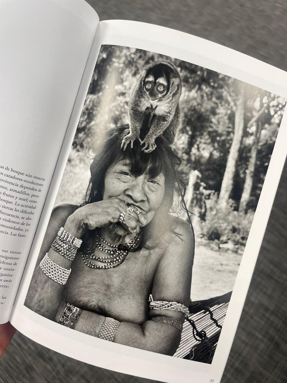 Amapyranawin Awá en la aldea de Juriti con su mono tamarino, en el Estado de Maranhão. Imagen de su libro 'Amazônia'