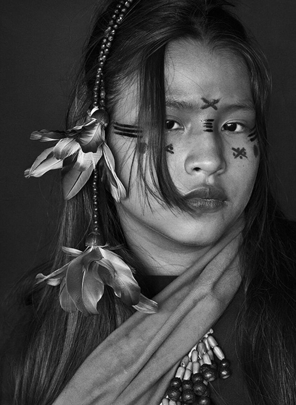 Yara Asháninka, la hija mayor de Wewito Piyáko y Auzelini. Las pinturas de su rostro indican que aún no está prometida. Río Amônia. Estado de Acre, 2016