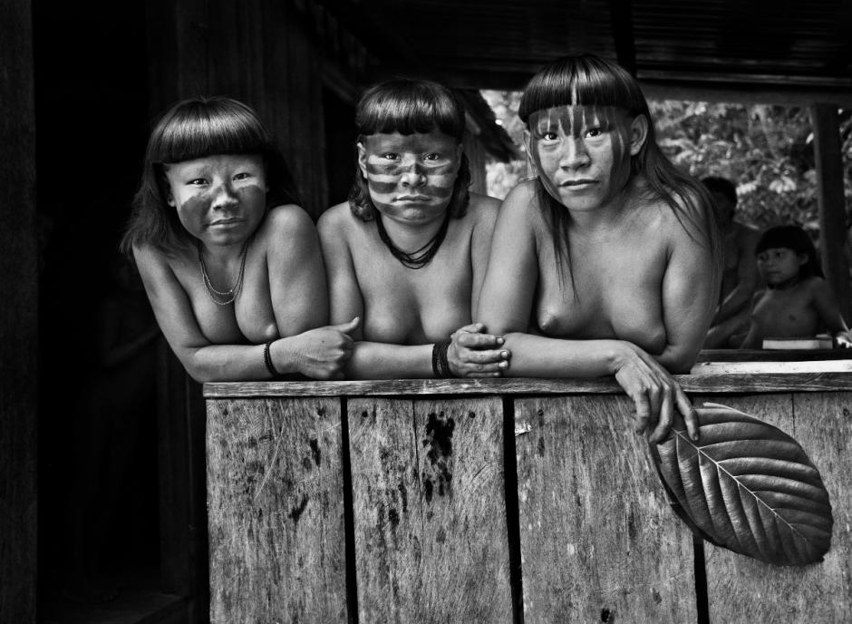 Las primas Hahani, Tiniru y Ugunka en el centro de salud de SESAI cercano al canal Pretão (que los indígenas llaman Jukihi). Tierra indígena suruwahá. Estado de Amazonas, 2017