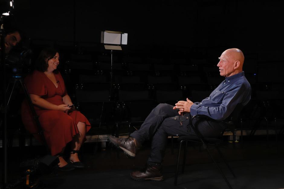 El fotógrafo Sebastião Salgado durante su entrevista con la periodista María Serrano