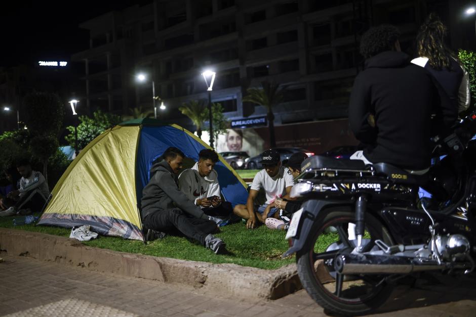 Marrakech (Morocco), 10/09/2023.- Hundreds of people sleep outside on Jeema El Fna square after a powerful earthquake hit Morocco, in Marrakech, Morocco, early 10 September 2023. A powerful earthquake that hit central Morocco late 08 September, killed 1,037 people and injured more than 1,200 others, the country's Interior Ministry announced on 09 September cited by public television. The earthquake, measuring magnitude 6.8 according to the USGS, damaged buildings from villages and towns in the Atlas Mountains to Marrakesh. (Terremoto/sismo, Marruecos) EFE/EPA/YOAN VALAT