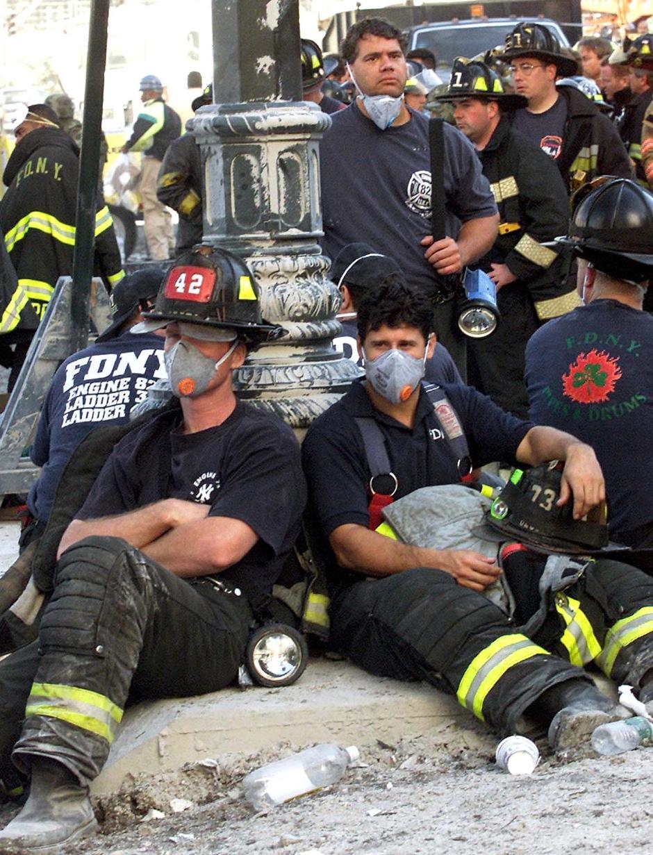 Un grupo de bomberos que acudió al rescate de víctimas en el World Trade Center. Aquel 11 de septiembre de 2001 hubo 75 cuerpos de bomberos en los que murió al menos un miembro. El FDNY también perdió a su jefe de departamento, a su primer subcomisario, a uno de sus alguaciles, a uno de sus capellanes, así como a otro personal administrativo o especializado.