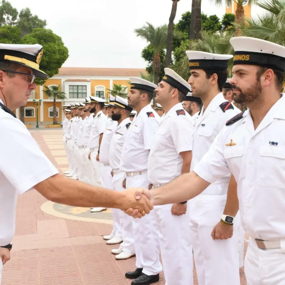Un momento de la presentación de la tripulación del S-82 al Almirante Jefe del Arsenal de Cartagena