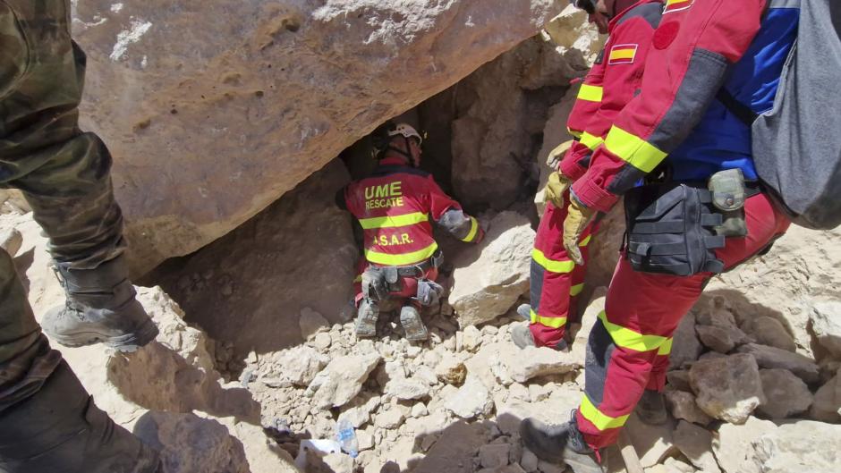 Efectivos de la Unidad Militar de Emergencias (UME) del Ejército español trabajan en las tareas de búsqueda y rescate, este lunes en Anougal