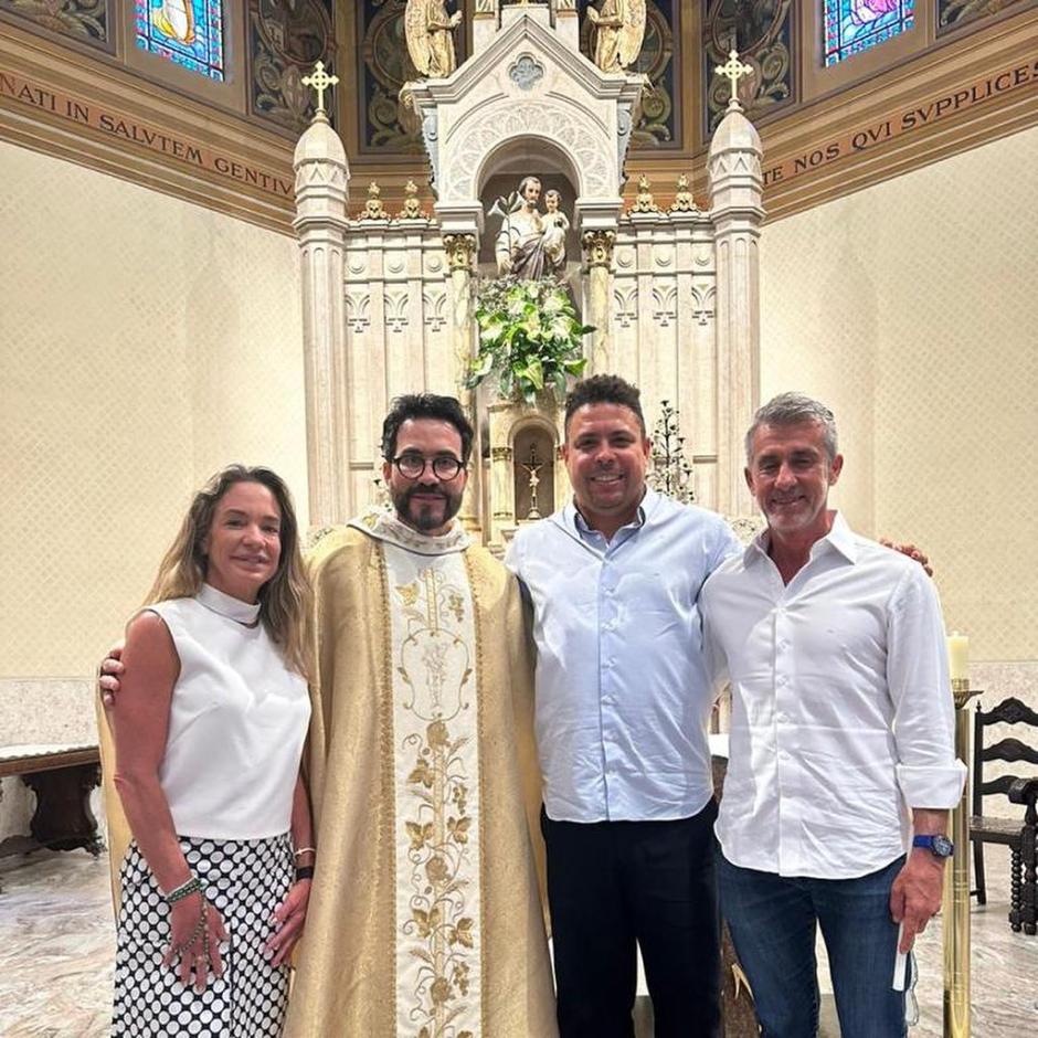 Ronaldo Nazário de LIma junto al párroco