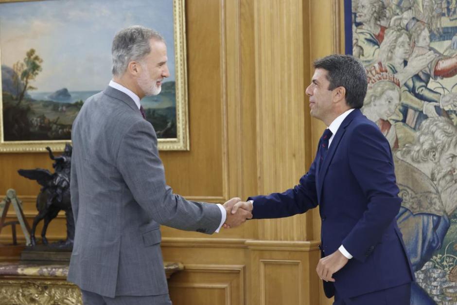 El presidente de la Generalitat Valenciana, Carlos Mazón, saluda al Rey Felipe VI en el palacio de la Zarzuela.