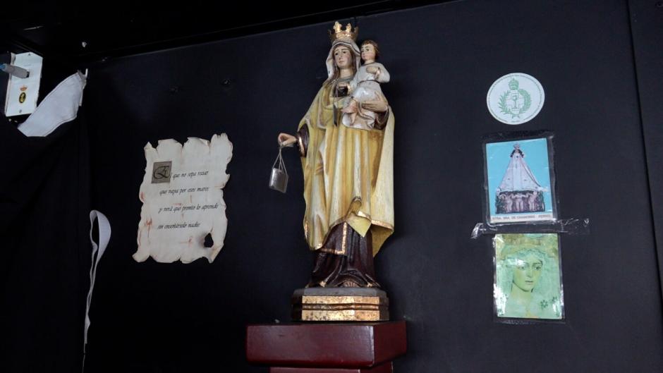 Una talla de la Virgen del Carmen junto a una advocación marinera presiden el puente de mando del Juan Carlos I