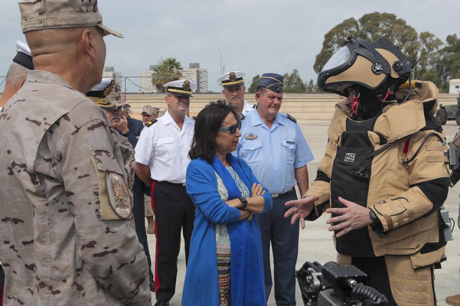La ministra de Defensa, Margarita Robles, durante su visita a la Brigada de Infantería de Marina Tercio de Armada (BRIMAR-TEAR)