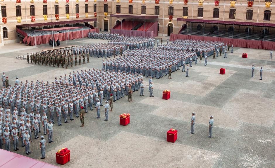 Entrega en el patio de armas de la bandera de mochila a los caballeros y damas cadetes de la Academia e Zaragoza