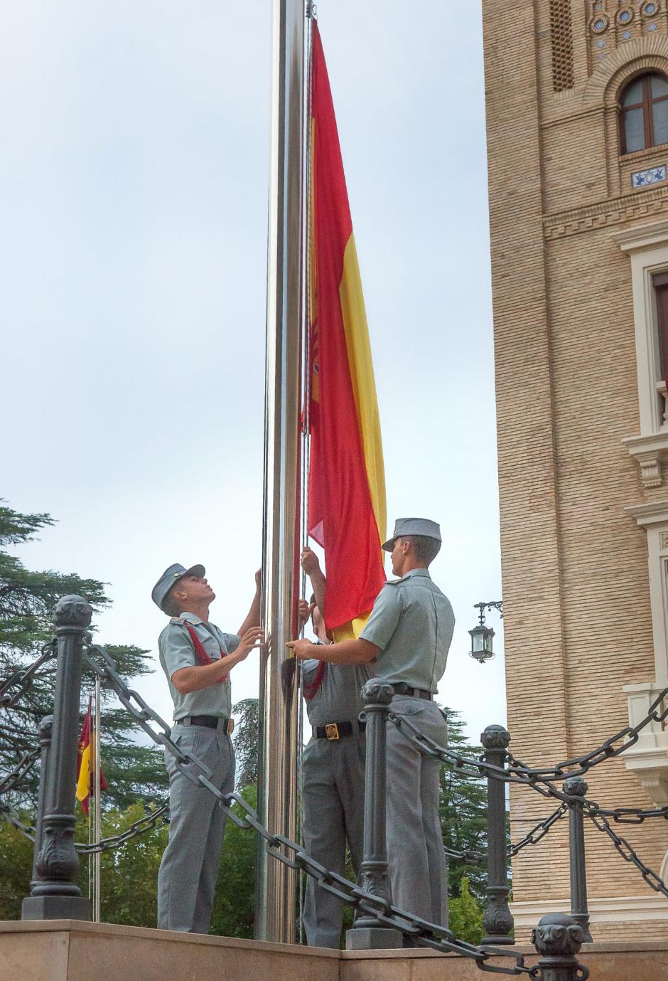 Izado de bandera en la Academia General Militar de Zaragoza