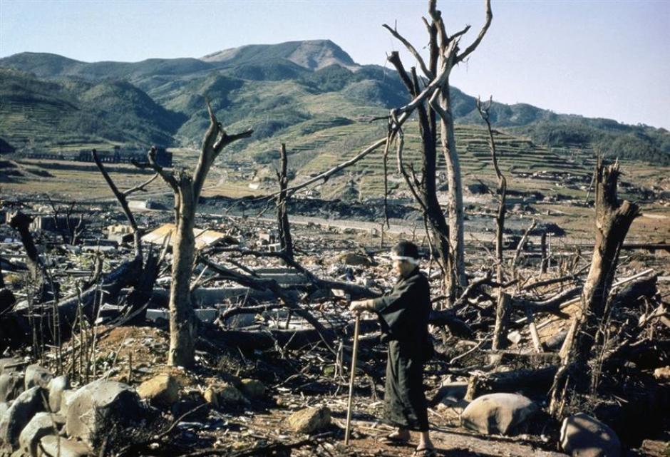 Nagai entre los escombros de la bomba atómica en 1945