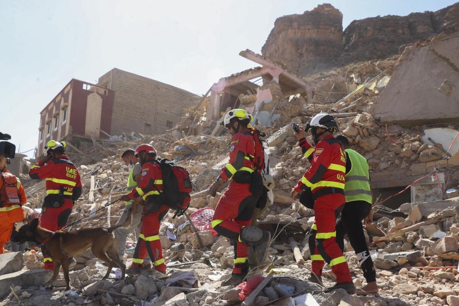 Efectivos de la Unidad Militar de Emergencias del Ejército Español (UME) ayudan en las labores de rescate tras el devastador terremoto