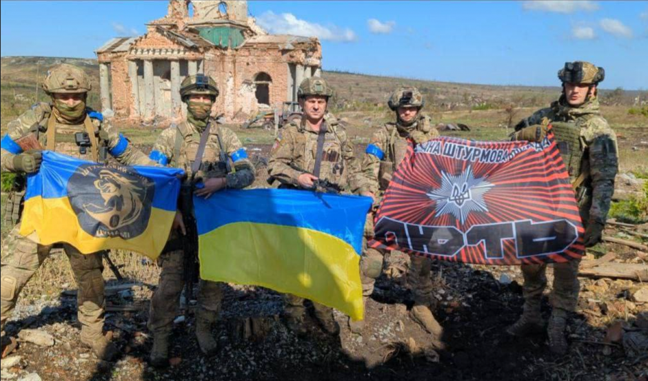 Soldados ucranianos frente a una iglesia en la aldea recién recuperada de Klishchiivka