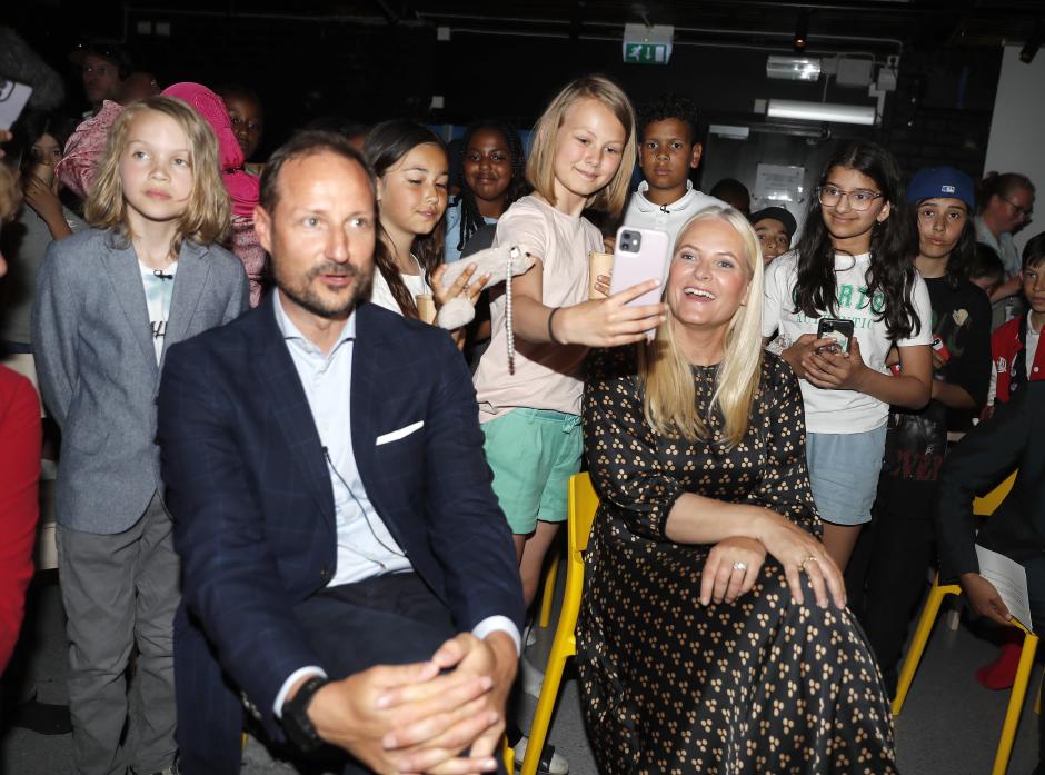 Crown Prince Haakon and Crown Princess Mette-Marit visit Oslo s oldestyouth centre in OSLO Norway 2023-06-15