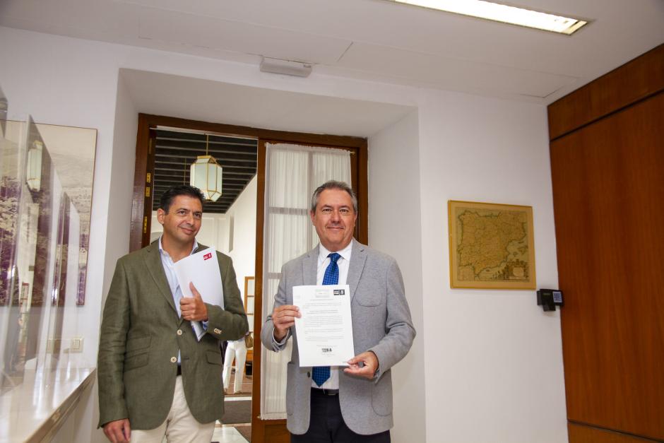 El secretario general del PSOE andaluz, Juan Espadas, presenta la iniciativa acompañado del diputado Rafael Márquez