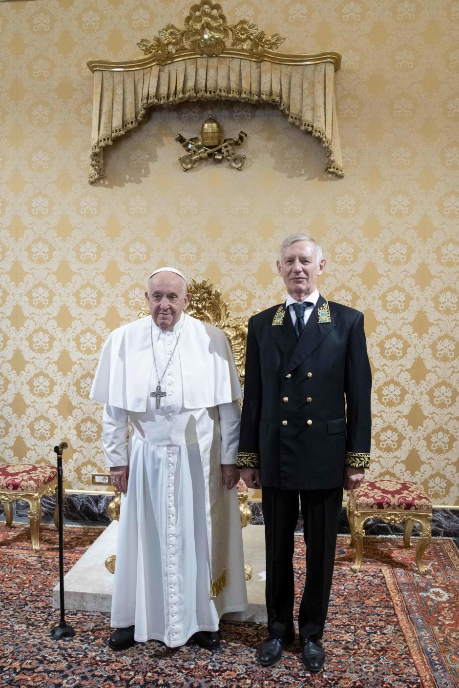Vatican City (Vatican City State (holy See)), 18/09/2023.- A handout picture provided by the Vatican Media shows Pope Francis (L) pose for a photo with new Russian Ambassador to the Holy See Ivan Soltanovsky (R), as he presents his credential letters, in Vatican City, 18 September 2023. (Papa, Santa Sede, Rusia) EFE/EPA/VATICAN MEDIA HANDOUT HANDOUT EDITORIAL USE ONLY/NO SALES