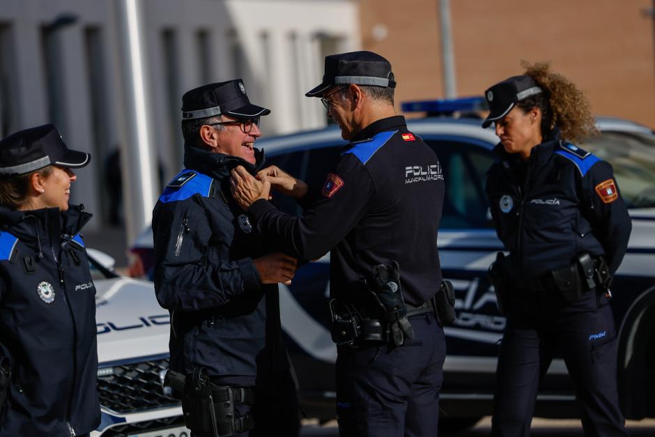 Un grupo de agentes de la Policía Municipal pruebas sus nuevos uniformes