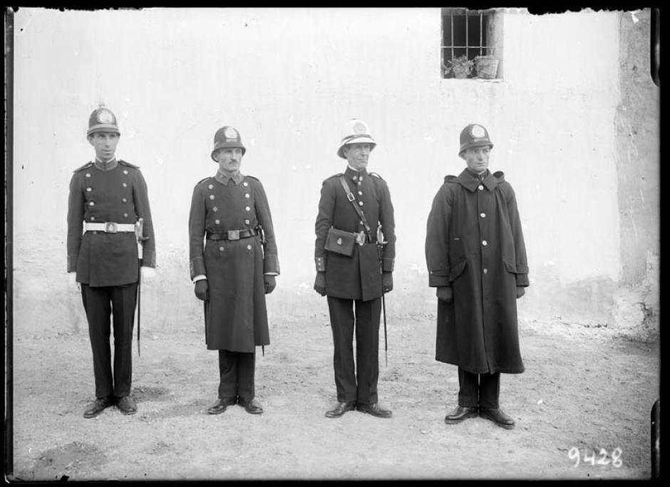 Cuatro agentes de la Policía Municipal posan con su uniforme
