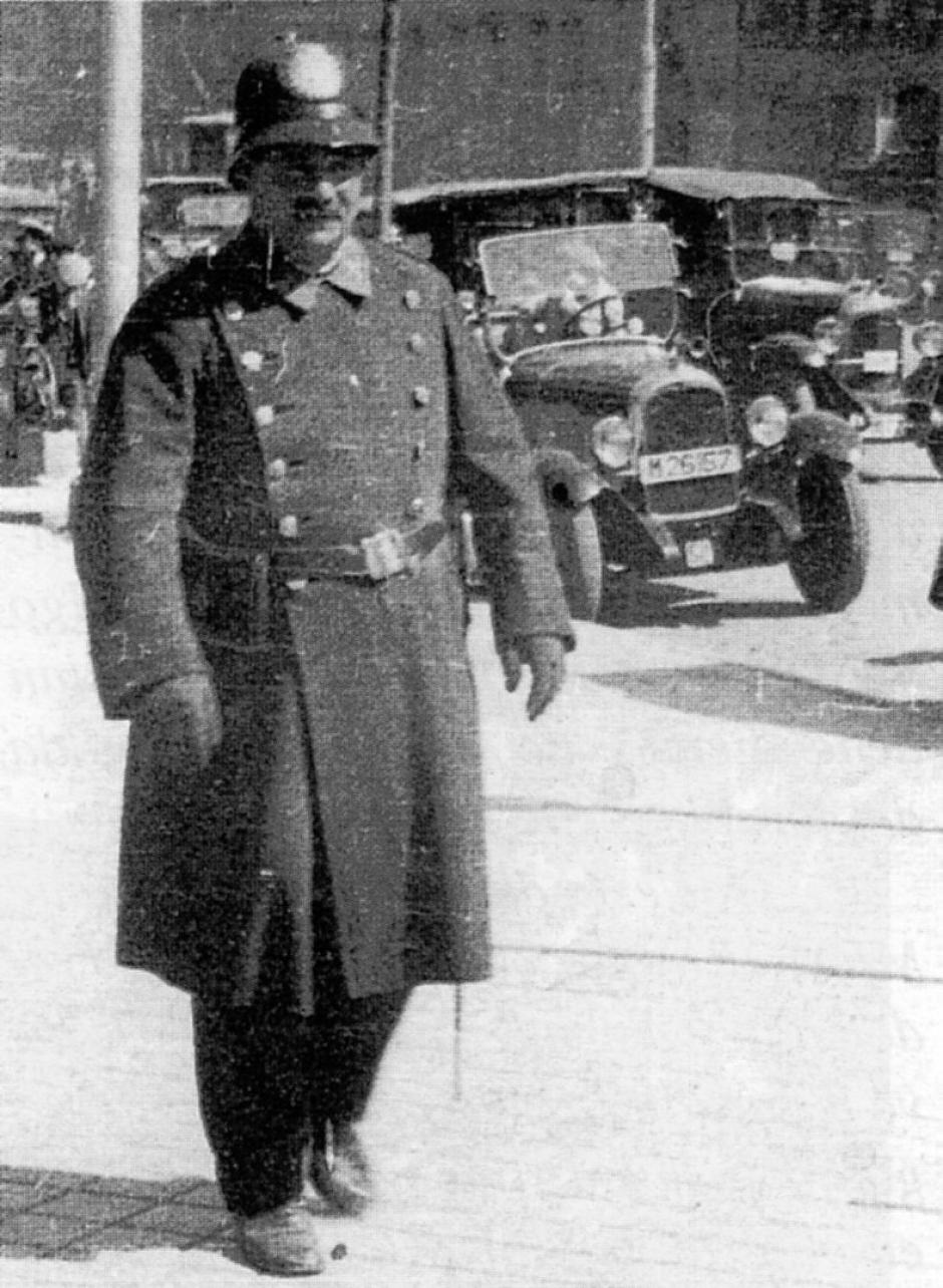Un Policía Municipal con su uniforme de época