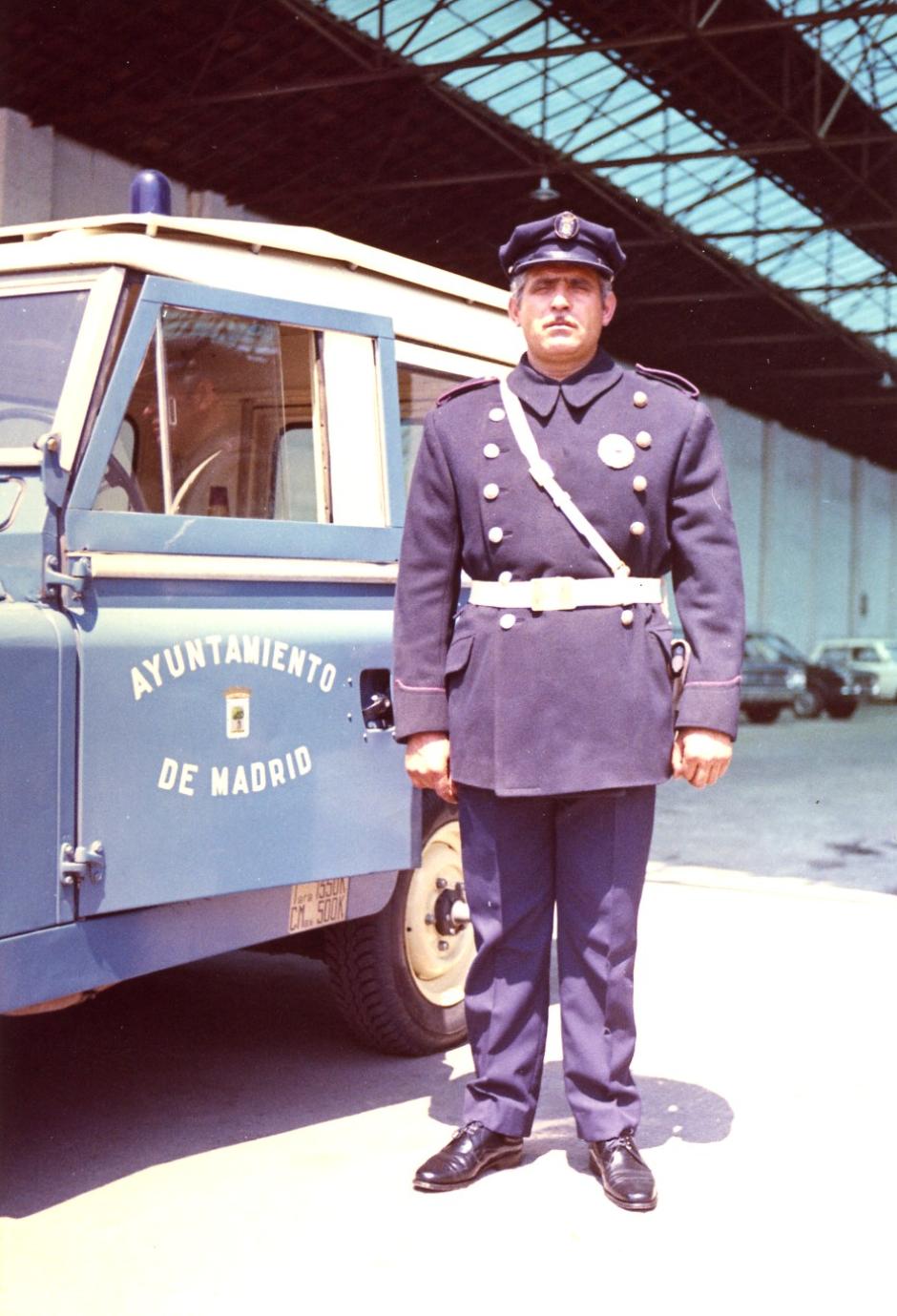 Un agente de la Policía Municipal posa elegantemente junto al coche del cuerpo