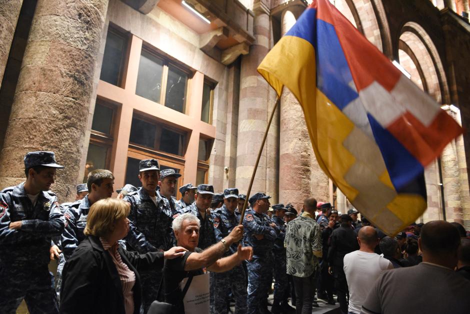 La Policía de Azerbaiyán guardan la entrada del edificio del Gobierno durante protestas contra Pashinyan