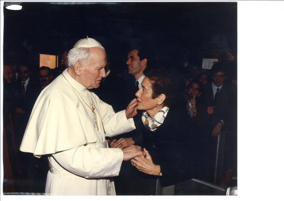 Covadonga O'Shea junto al Papa Juan Pablo II en el Vaticano