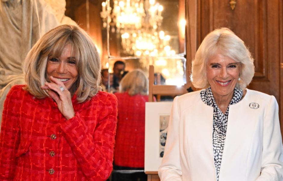 Paris (France), 21/09/2023.- Britain's Queen Camilla (R) and French President's wife Brigitte Macron (L) laugh during their visit to the 'Bibliotheque Nationale de France' (BNF - French National Library), to present a new French-British literary prize to be awarded for the first time next year, in Paris, France, 21 September 2023. Britain's King Charles III and his wife Queen Camilla are on a three-day state visit starting on 20 September 2023, to Paris and Bordeaux, six months after rioting and strikes forced the last-minute postponement of his first state visit as king. (Francia, Reino Unido, Burdeos) EFE/EPA/BERTRAND GUAY / POOL MAXPPP OUT