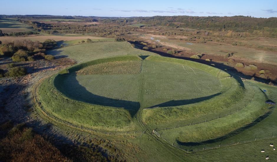 Fortaleza circular de la era vikinga de Trelleborg en una península con ríos serpenteantes que conectan con el Gran Belt, en Suecia