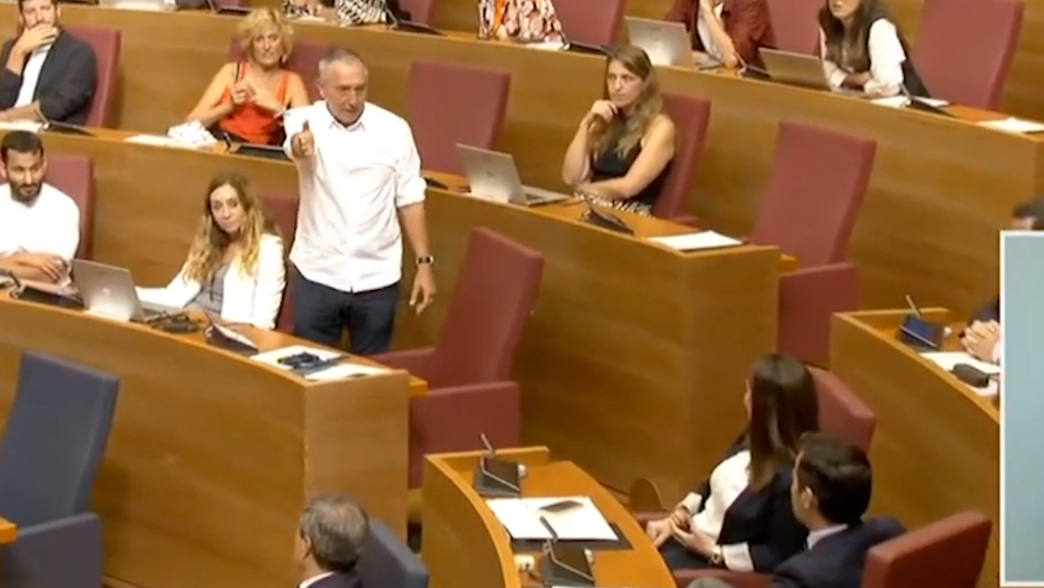 Baldoví (Compromís) increpando a Ana Vega (Vox) en el Parlamento valenciano