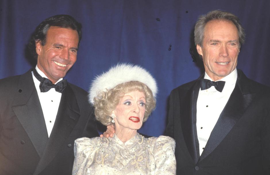 Julio Iglesias junto a Bette Davis y Clint Eastwood