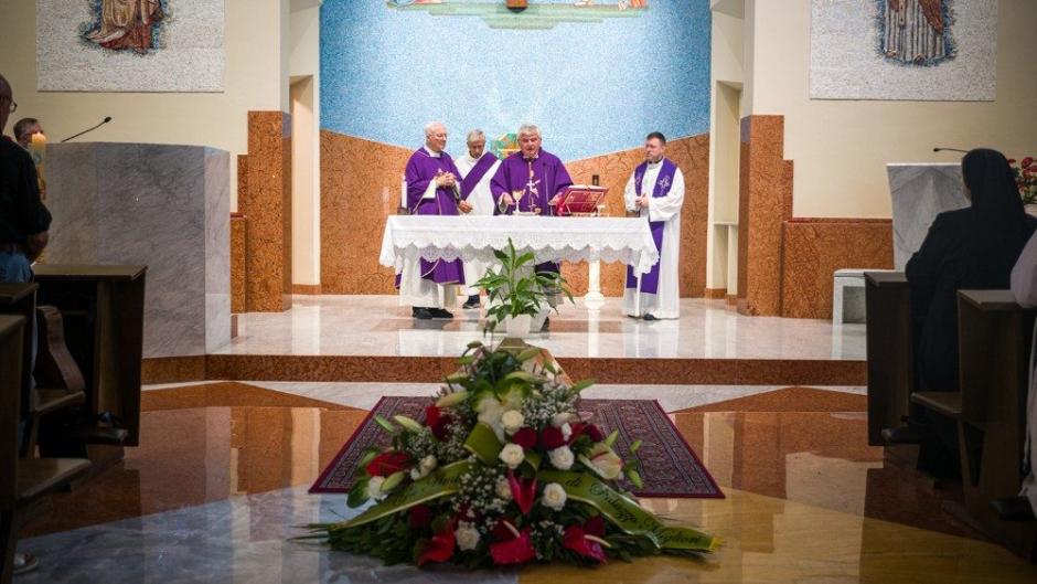 El funeral de Mirko, celebrado por el Limosnero apostólico