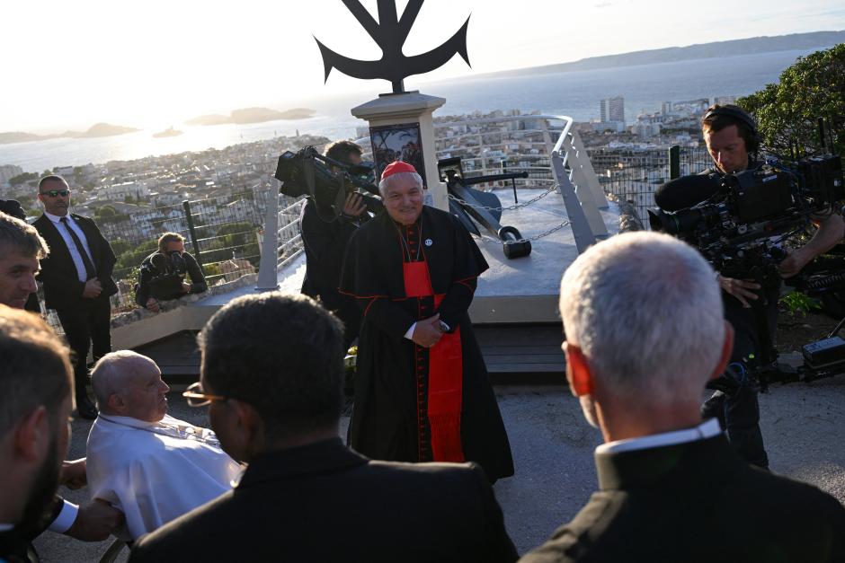 El arzobispo de Marsella ante el monumento a los fallecidos en el mar