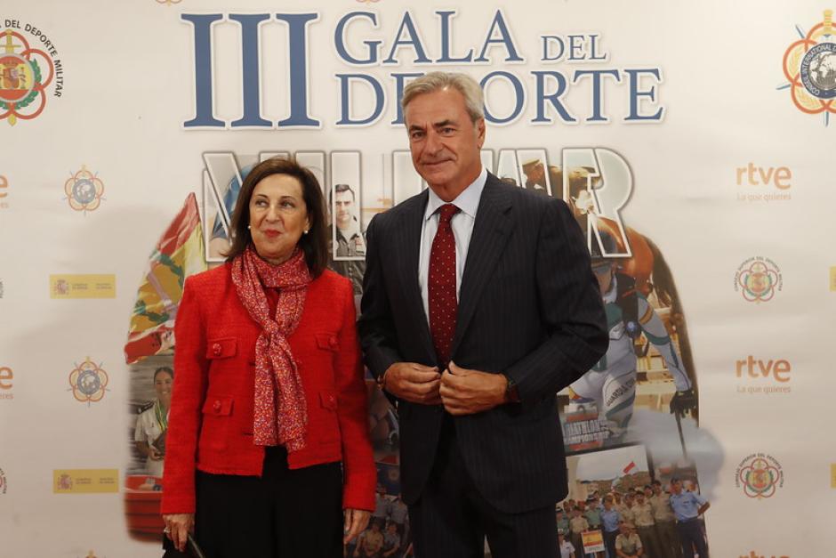 La ministra de Defensa, Margarita Robles, junto al piloto Carlos Sainz