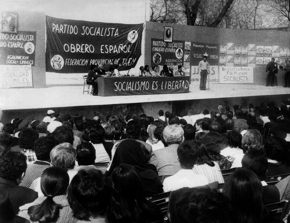 El secretario general del Partido Socialista Obrero Español (PSOE), Felipe González Márquez, se dirige a los asistentes del acto político que se celebró en el Auditorio de la Alameda de Jaén