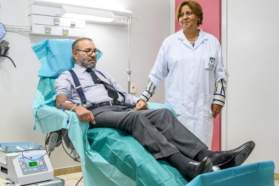 Mohammed VI, donando sangre en el hospital universitario de Marrakech tras el terremoto