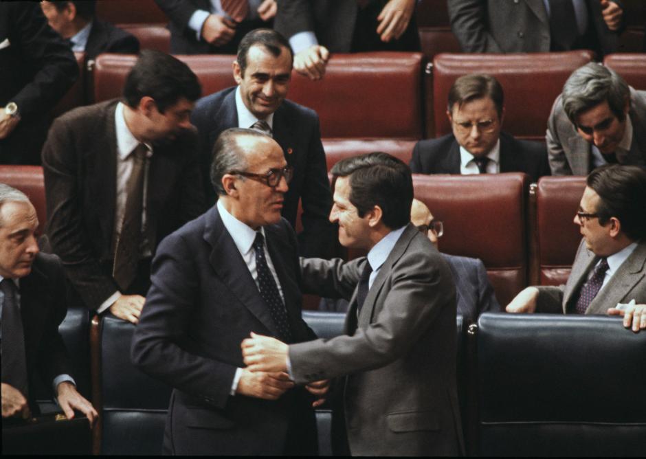 Leopoldo Calvo Sotelo y Adolfo Suárez saludándose en el hemiciclo, en el año 1981