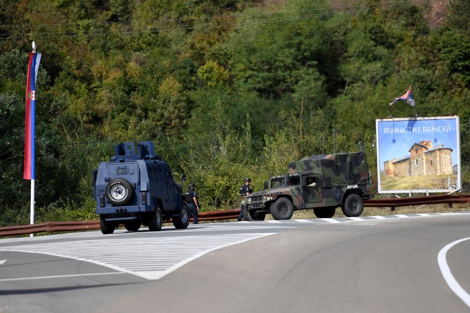 Policías de Kosovo hacen guardia en la entrada de la aldea de Banjska