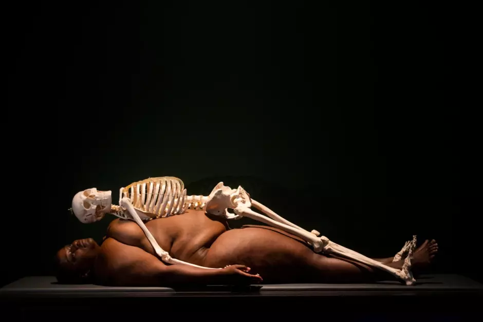 'Nude with skeleton' reviva la performance que Marina Abramović realizó en 2005