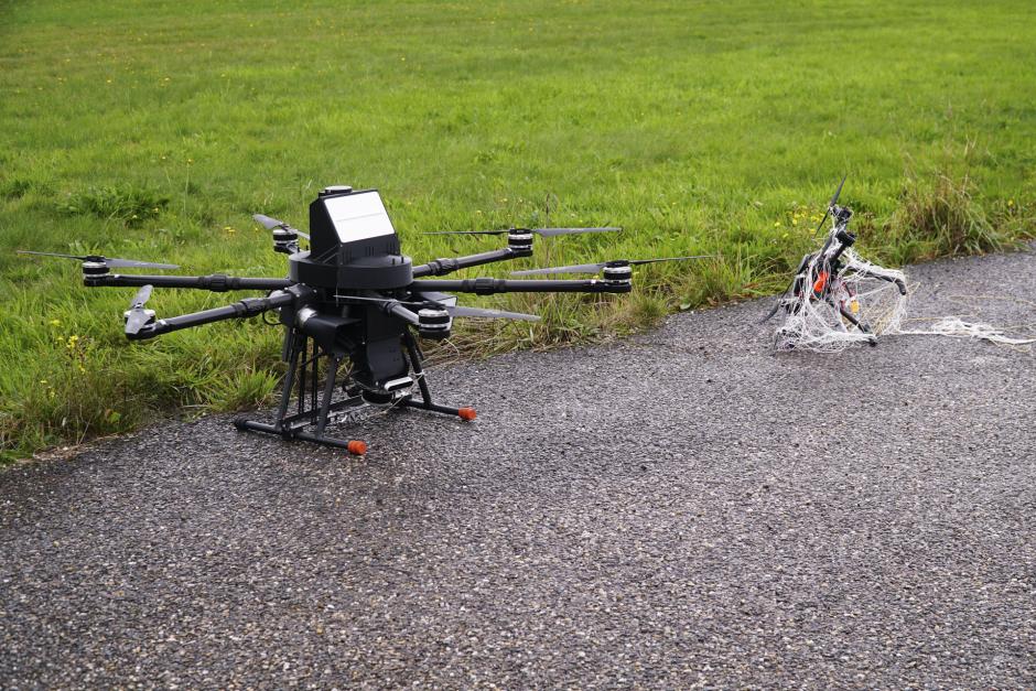 Los dispositivos RPA forman parte de una maniobra de detección de un dron desconocido que es neutralizado por otro dron militar