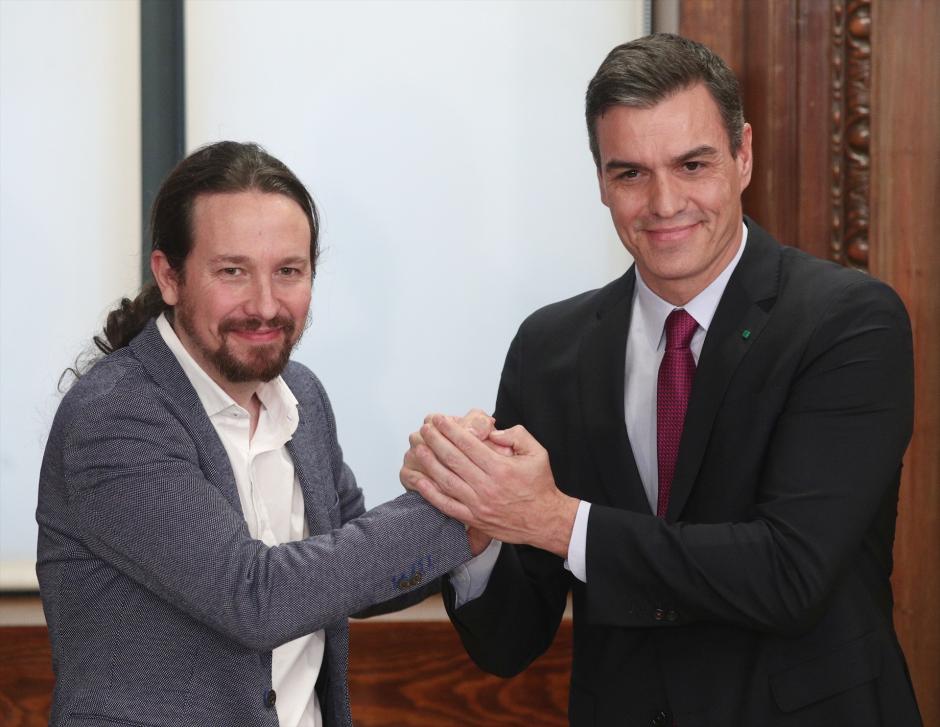 El presidente del Gobierno en funciones, Pedro Sánchez (dech.) y el secretario general de Podemos, Pablo Iglesias (izq), se dan la mano durante el acto de presentación del programa de Gobierno del PSOE y Unidas Podemos, en el Congreso de los Diputados, Madrid (España), a 30 de diciembre de 2019.
30 diciembre 2019 Investidura, Política española, PSOE, Podemos, Gobierno de España
Eduardo Parra / Europa Press
(Foto de ARCHIVO)
30/12/2019