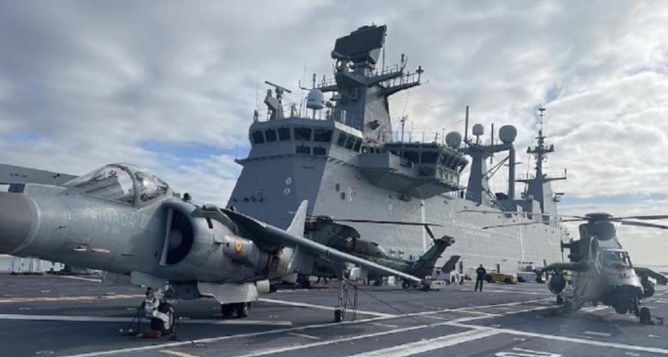 Un Harrier en el portaaeronaves L-61 Juan Carlos I