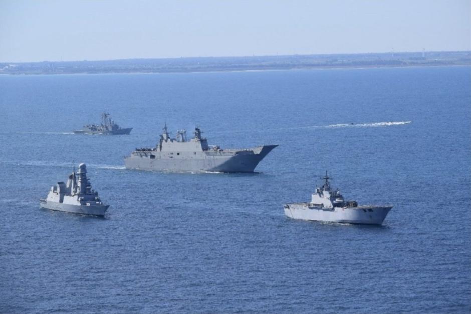 Imagen del L-61 al frente de un grupo naval