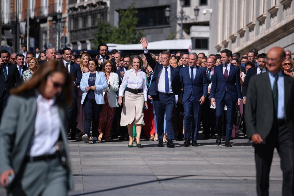 El líder del PP y candidato a la Presidencia del Gobierno, Alberto Núñez Feijóo (c), saluda a su llegada a la primera sesión del debate de investidura