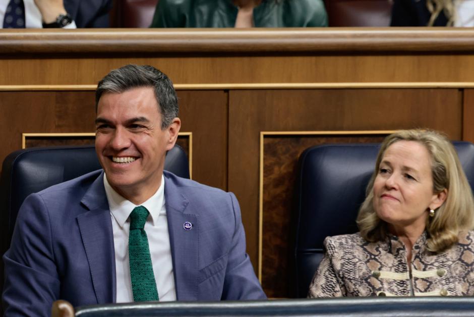 Sánchez ríe mientras habla Feijóo