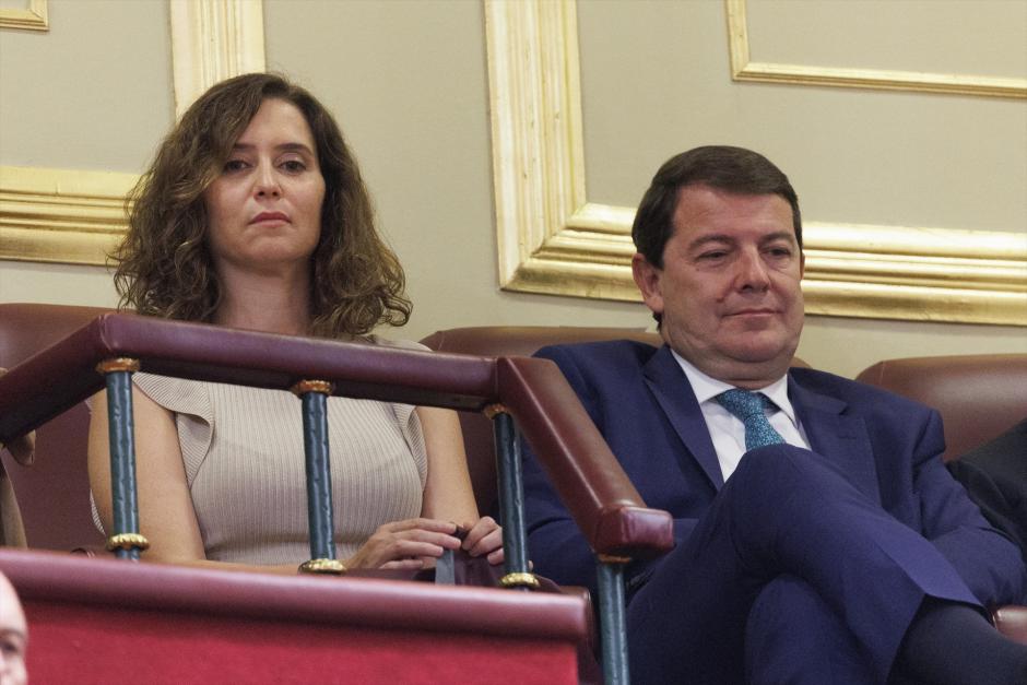 Ayuso, en el Congreso, este martes, junto a su homólogo castellanoleonés, Alfonso Fernández Mañueco